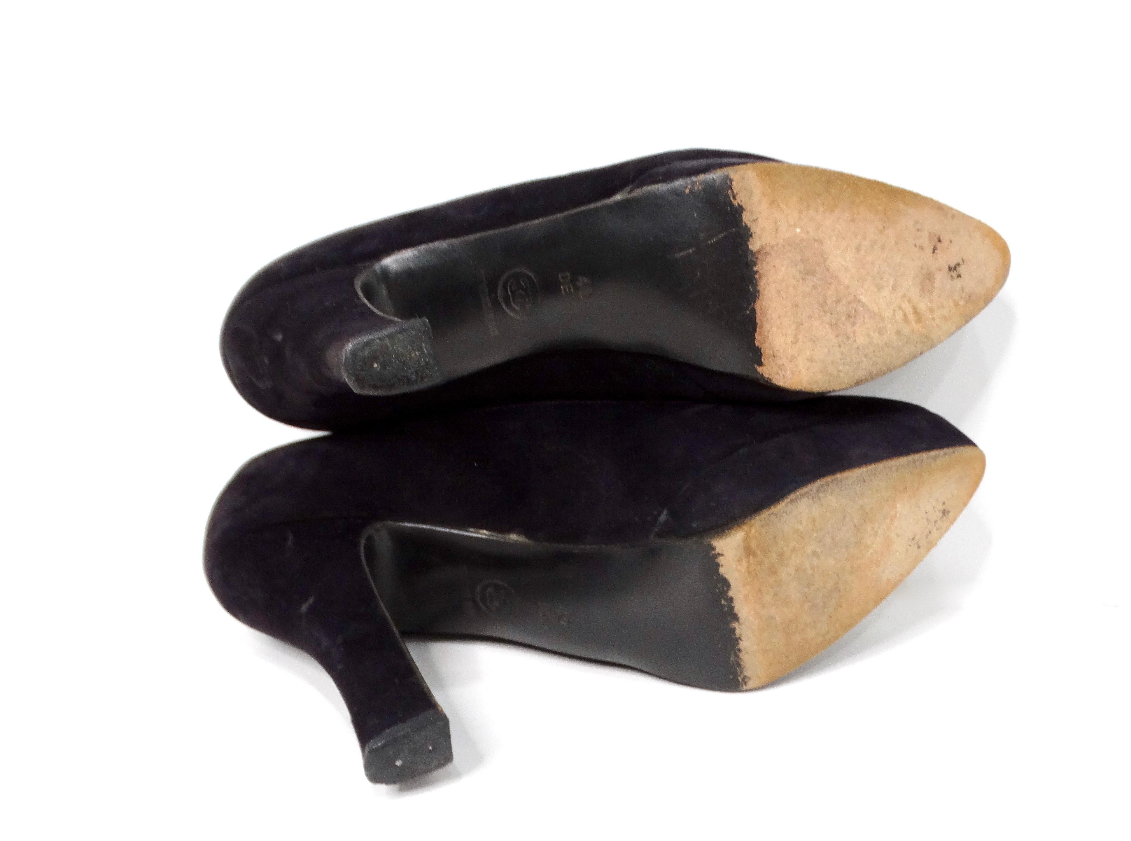 Mocassins à talons en daim noir de Chanel avec logo CC imbriqué, circa 1990 en vente 2
