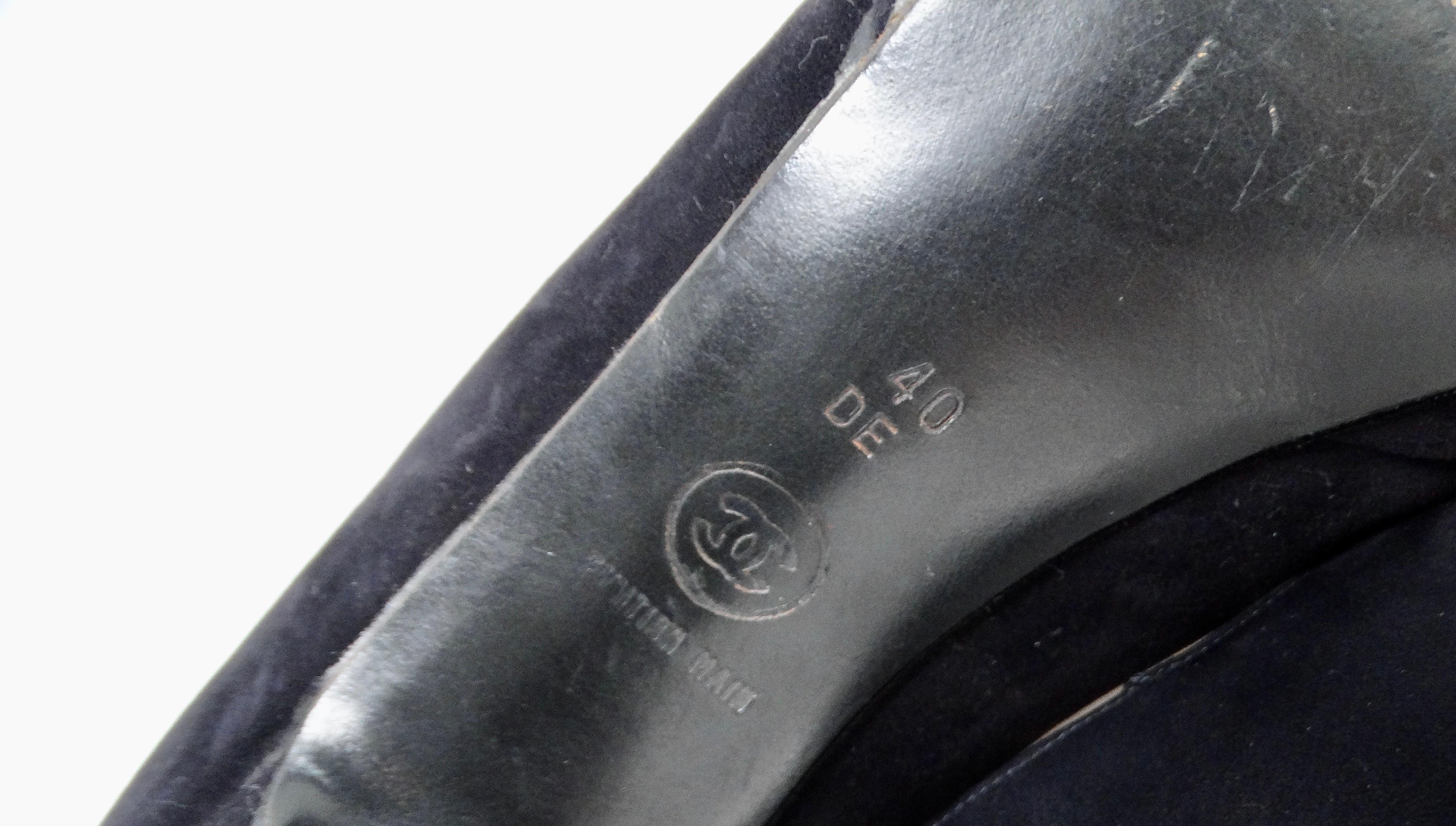 Mocassins à talons en daim noir de Chanel avec logo CC imbriqué, circa 1990 en vente 3