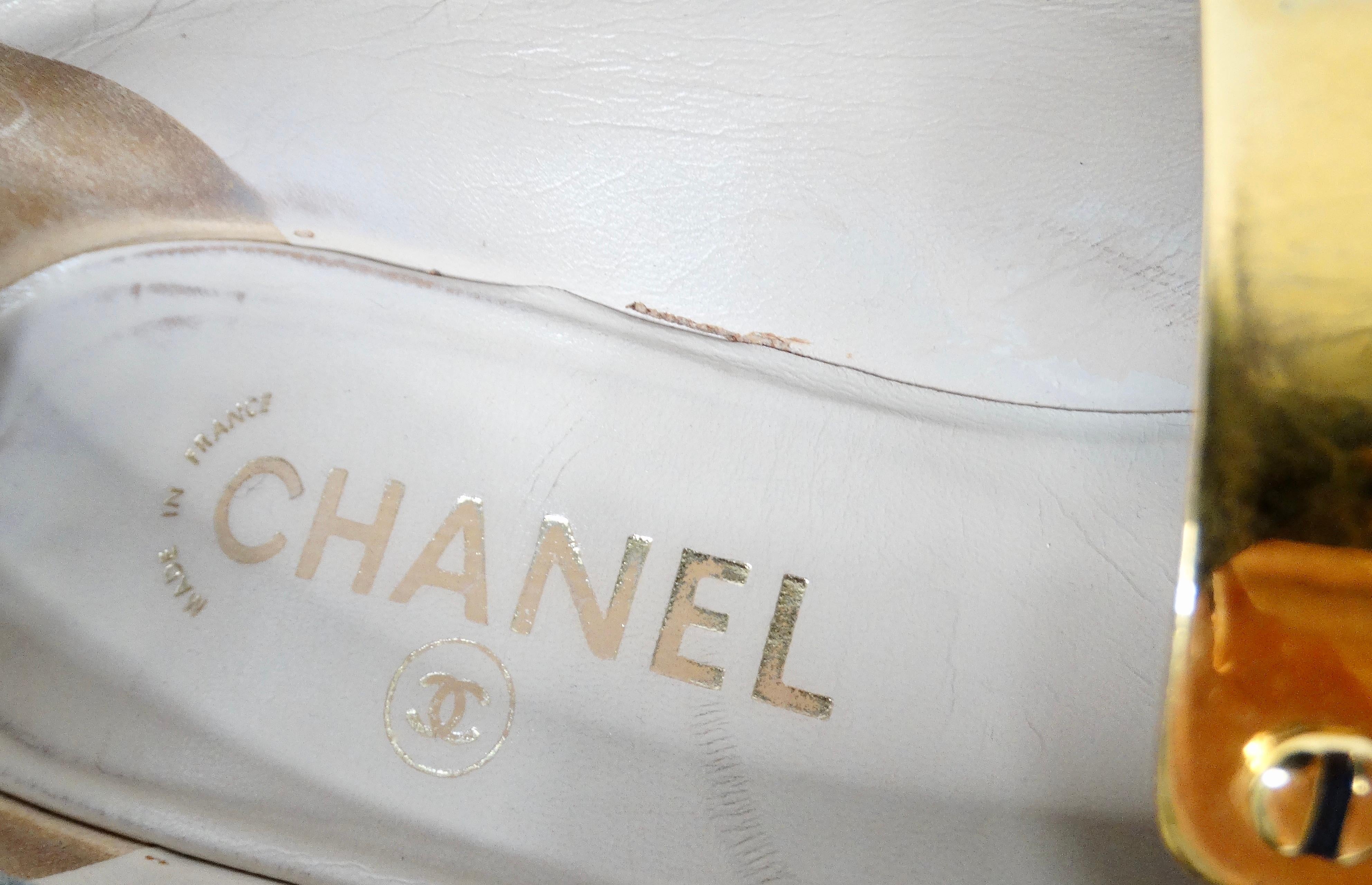 Mocassins à talons en daim noir de Chanel avec logo CC imbriqué, circa 1990 en vente 4
