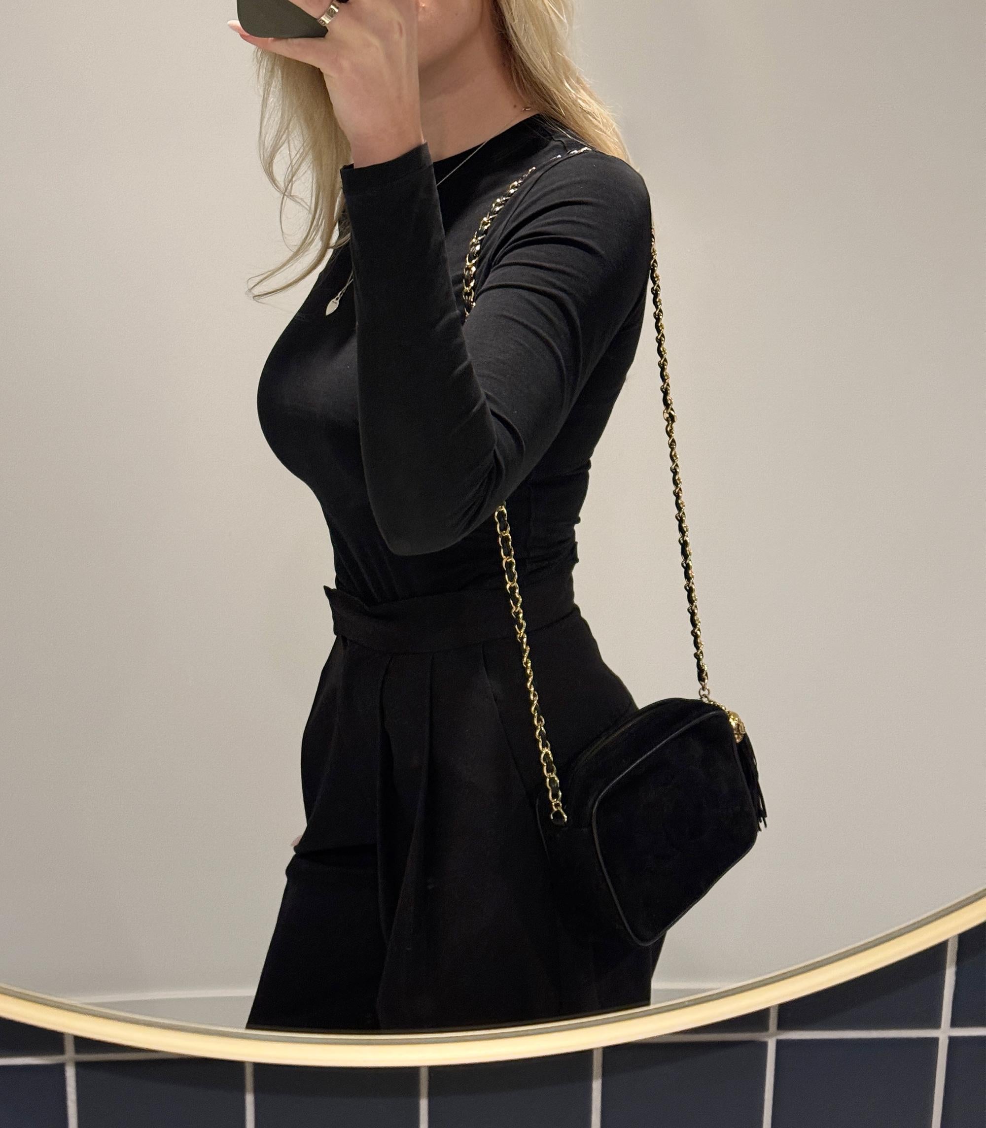 Chanel Mini Bolso de Cámara Vintage Negro Acolchado de Ante y Piel de Cordero Flecos Intemporales

Detalles del producto
Xupes Ref: CB1530
Marca: Chanel
Model No: Bolsa para cámara Mini Timeless Fringe
Tipo: Hombro
Número de serie: 1546837
Edad: