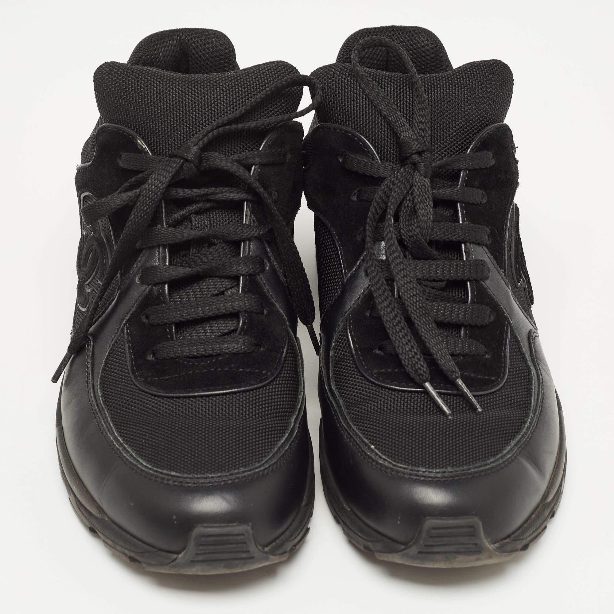 Chanel Black Suede Leather And Fabric CC Lace Up Sneakers Size 39 In Good Condition In Dubai, Al Qouz 2