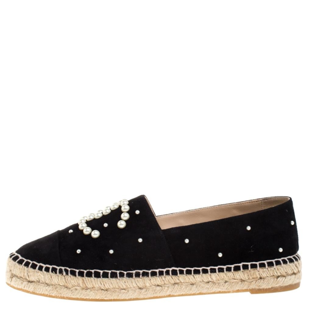 Continue to be your fashionable self even in your casuals by owning these espadrilles from Chanel. They have been crafted from suede, styled with faux pearls as the signature CC and braided details on the midsoles. The pair is complete with leather