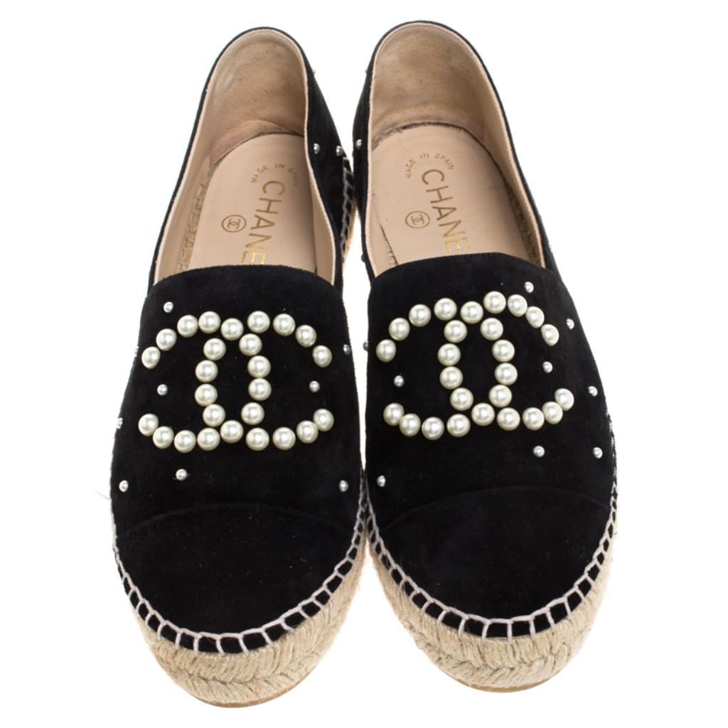Chanel Black Suede Leather And Faux Pearl CC Espadrille Loafers Size 41 In Good Condition In Dubai, Al Qouz 2
