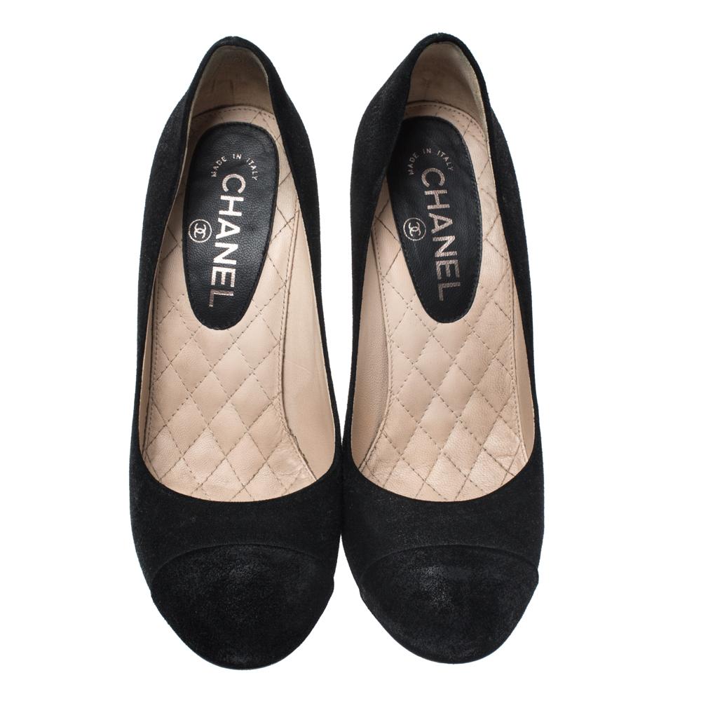 Chanel Black Suede Leather Cap Toe CC Pumps Size 39 In Good Condition In Dubai, Al Qouz 2