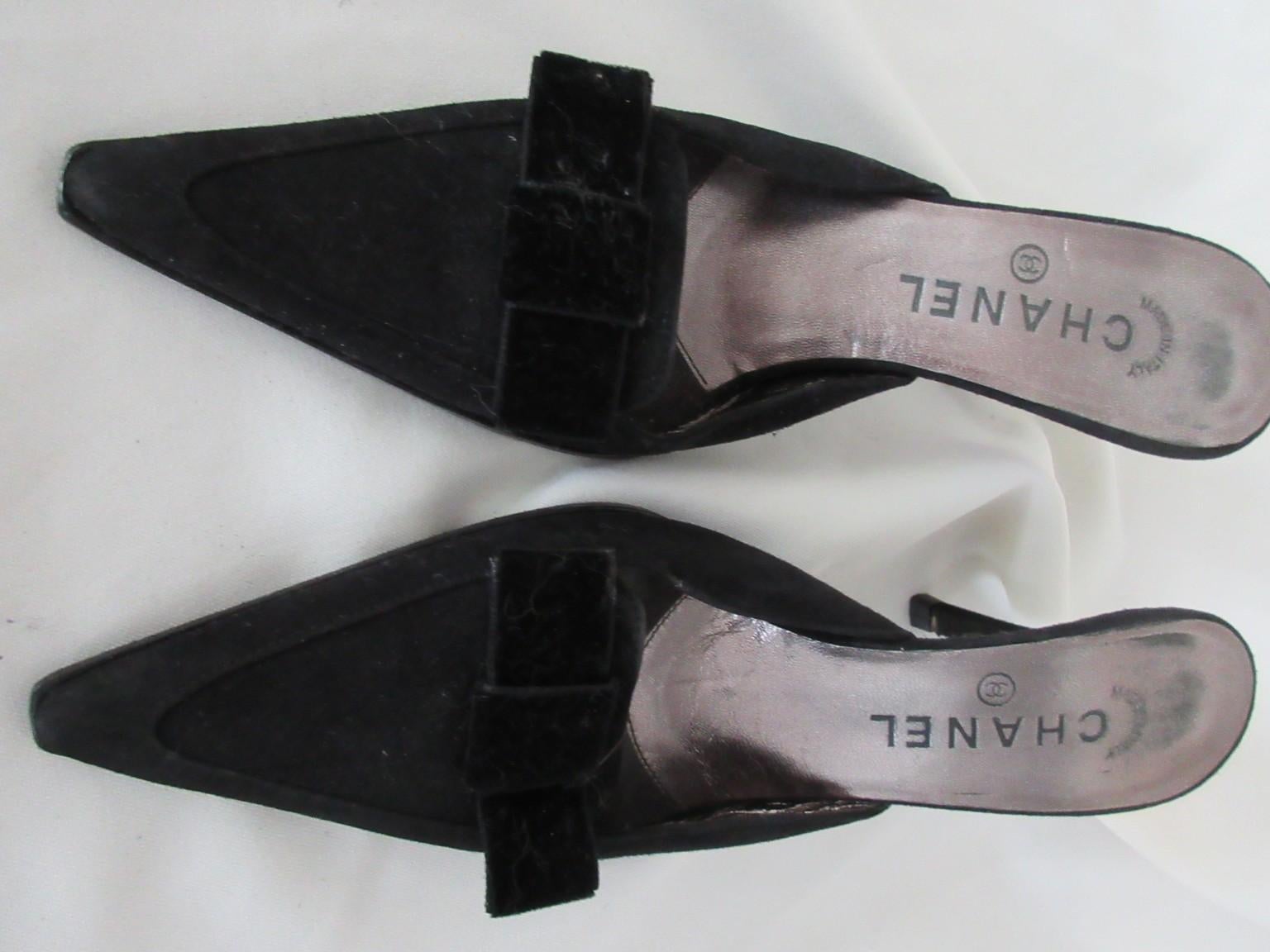 Ces belles mules noires de Chanel sont vintage et faciles à porter grâce à la bonne taille du talon.

Nous proposons d'autres articles exclusifs, consultez notre boutique en ligne.

Détails :
Taille du talon 8 cm/ 3.14 inch 
avec nœuds en velours,