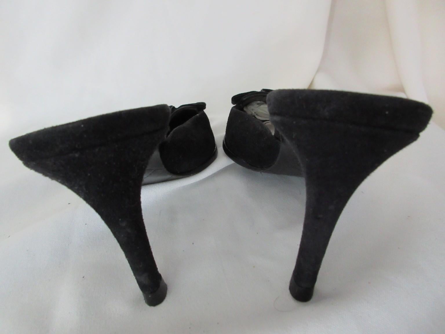 Noir Chanel - Talons mules en daim et cuir noir avec nœud en velours en vente