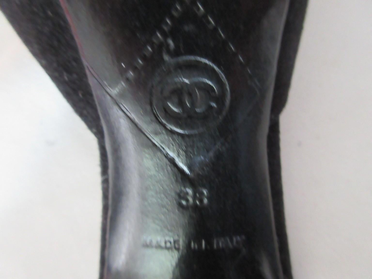 Chanel - Talons mules en daim et cuir noir avec nœud en velours en vente 1