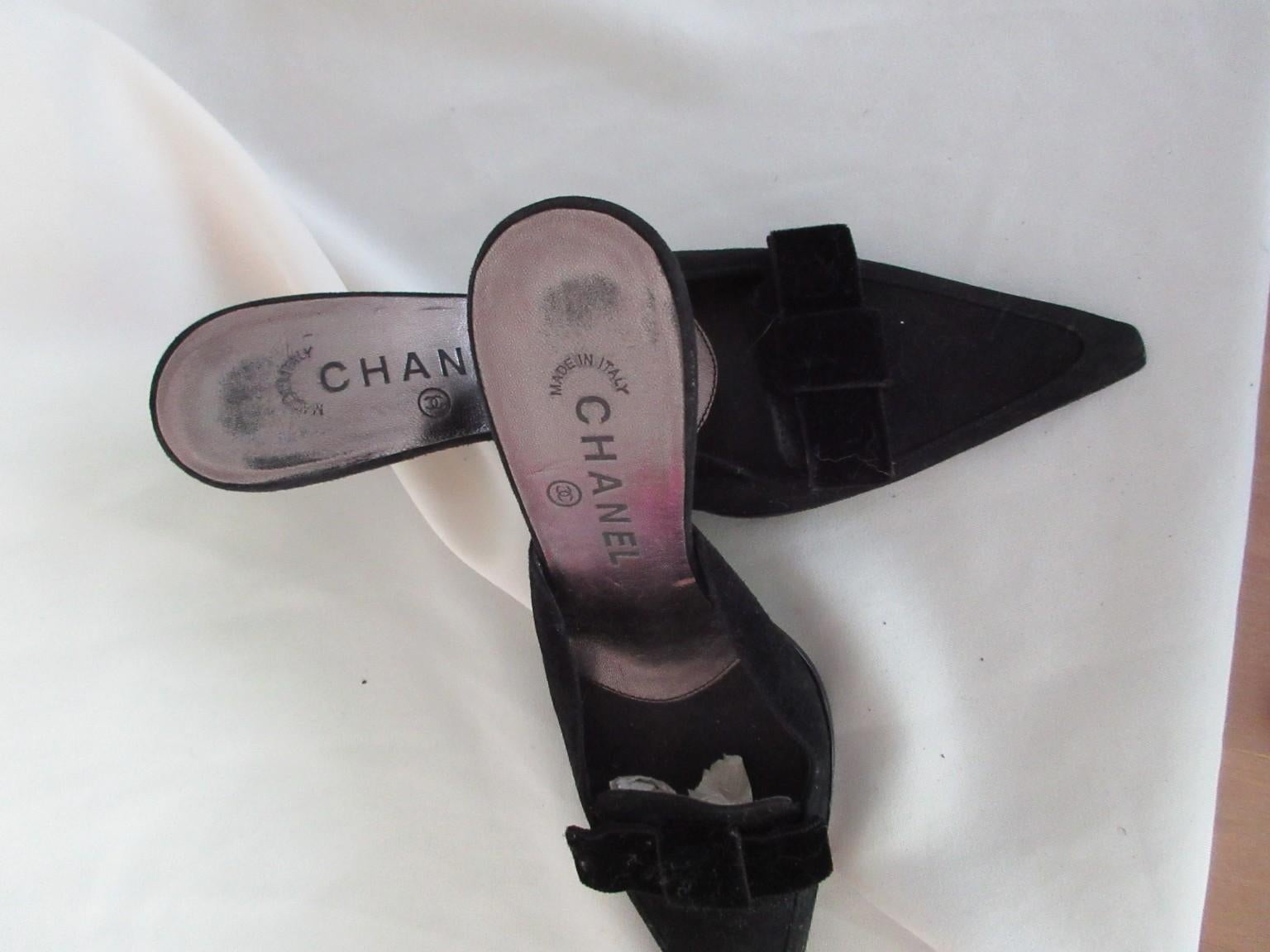 Chanel - Talons mules en daim et cuir noir avec nœud en velours en vente 2