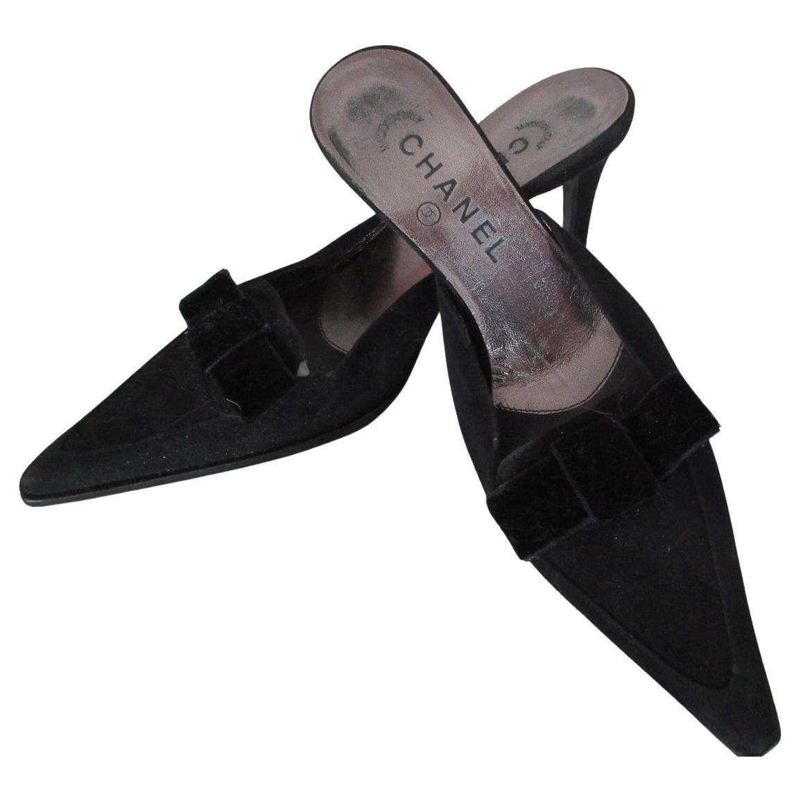 Chanel - Talons mules en daim et cuir noir avec nœud en velours en vente
