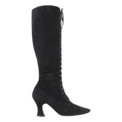 CHANEL Botas negras de ante y piel de aspecto victoriano hasta la rodilla con cordones y puntera afilada