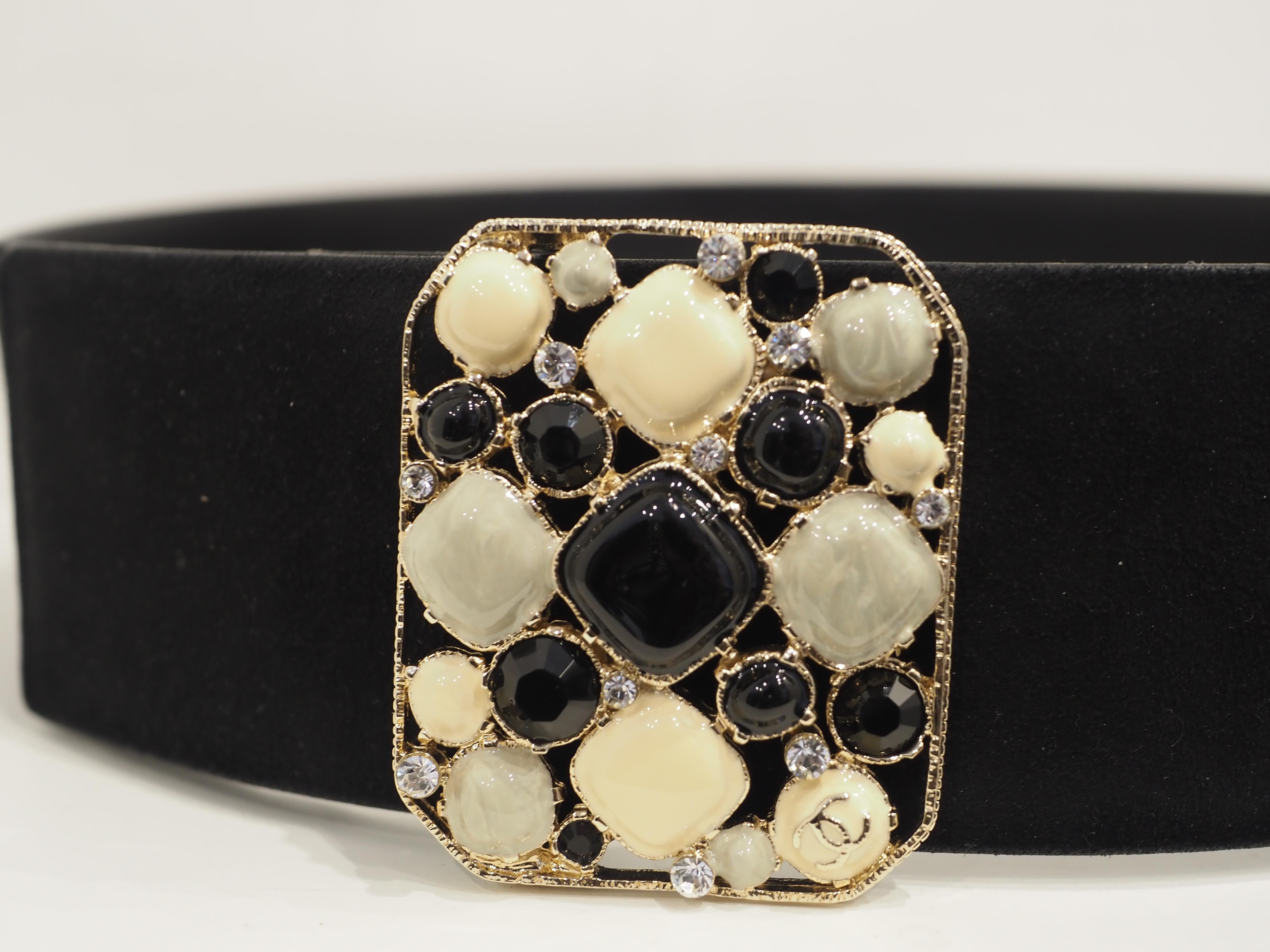 Cintura Chanel in camoscio nero con pietre multicolori in vendita 7