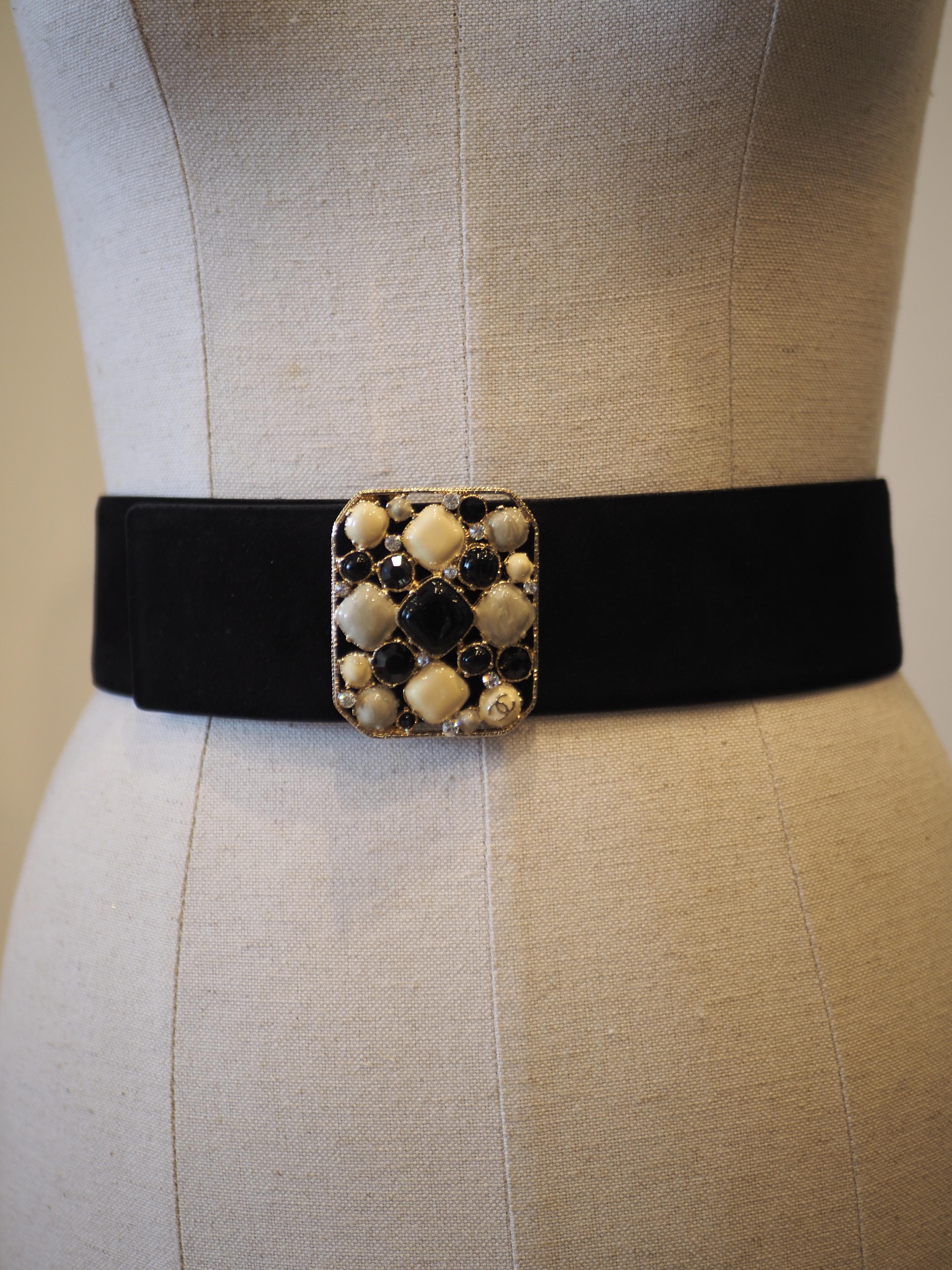 Cintura Chanel in camoscio nero con pietre multicolori
Cintura Chanel impreziosita da pietre
Taglia S 