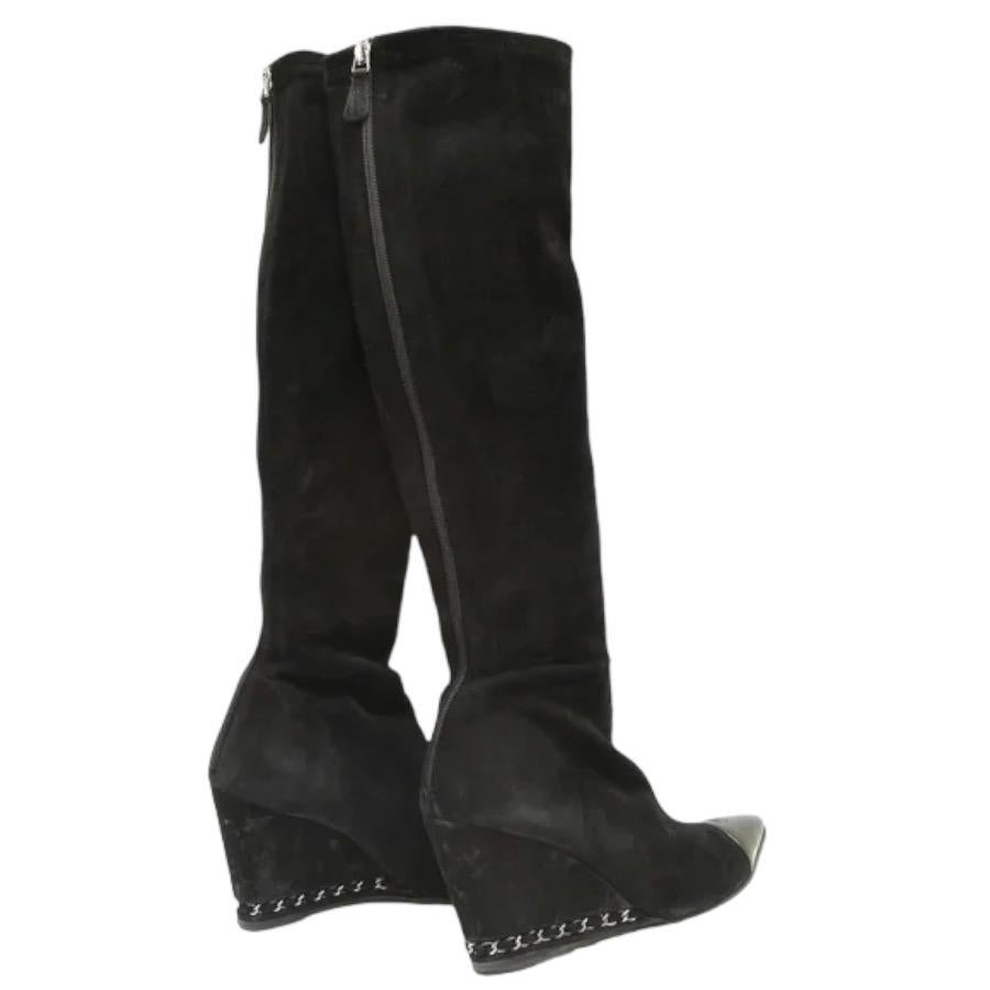 GUARANTEED AUTHENTIC CHANEL BLACK SUEDE OVER THE KNEE BOOTS

RETAIL EXCLUDING SALES TAXES $2,125.
13K / 2013 COLLECTION.


Details:
- Black suede uppers.
- Black leather pointed toe.
- Full rear zipper closure.
- Wedge heel.
- Silver chain at base