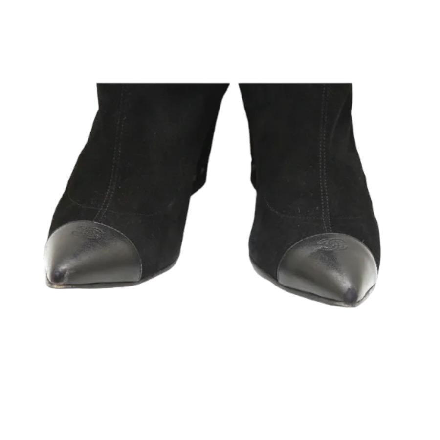 Chanel Black Suede Over The Knee Leather Boots Pointed Wedge Silver Chain 40.5 État moyen à Hollywood, FL
