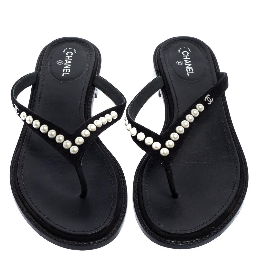 Chanel Schwarz Wildleder Perle Zehensteg flache Sandalen Größe 41 Damen