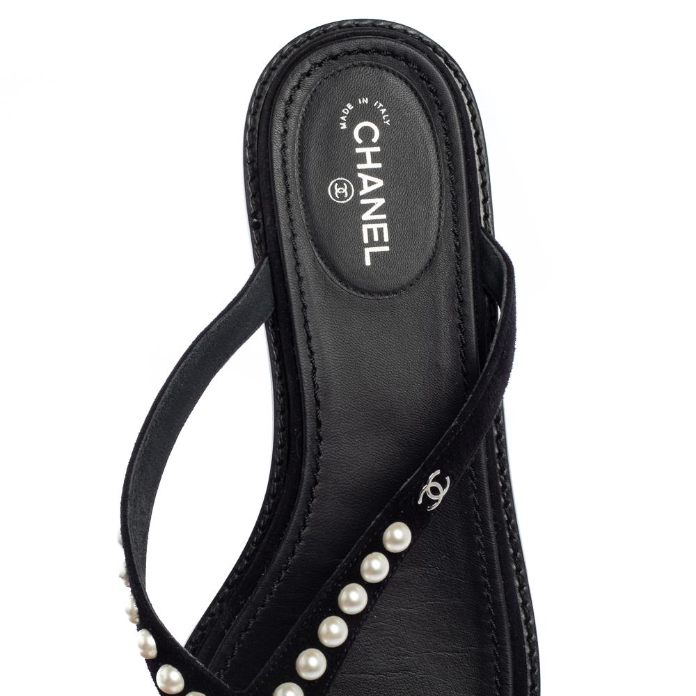 Chanel Schwarz Wildleder Perle Zehensteg flache Sandalen Größe 41 2
