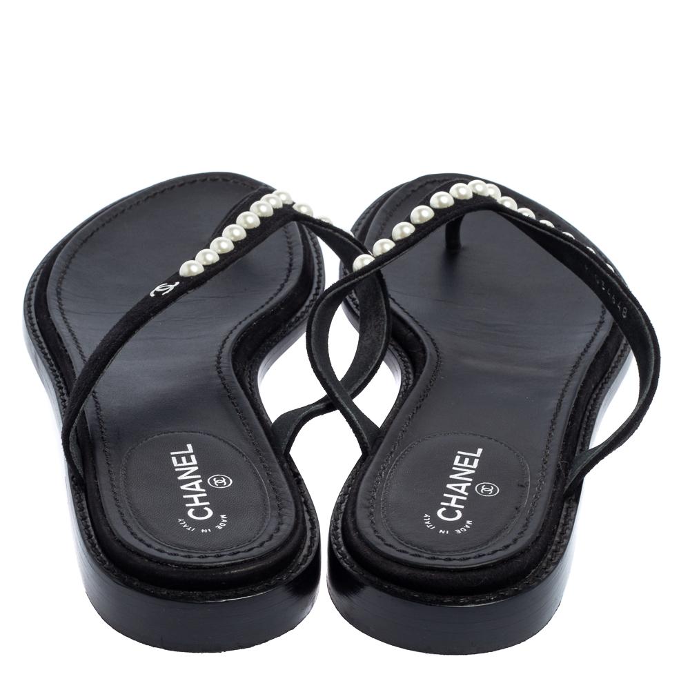 Chanel Schwarz Wildleder Perle Zehensteg flache Sandalen Größe 41 3