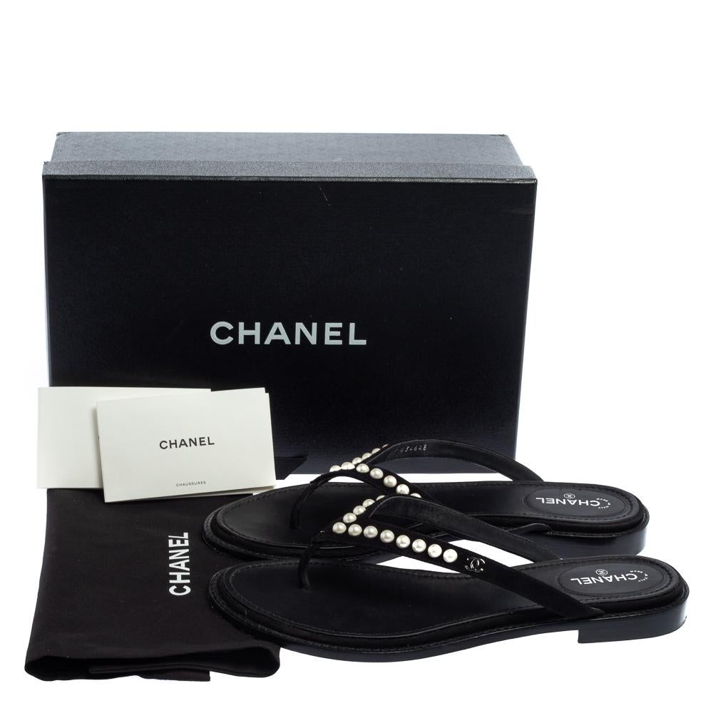 Chanel Schwarz Wildleder Perle Zehensteg flache Sandalen Größe 41 4