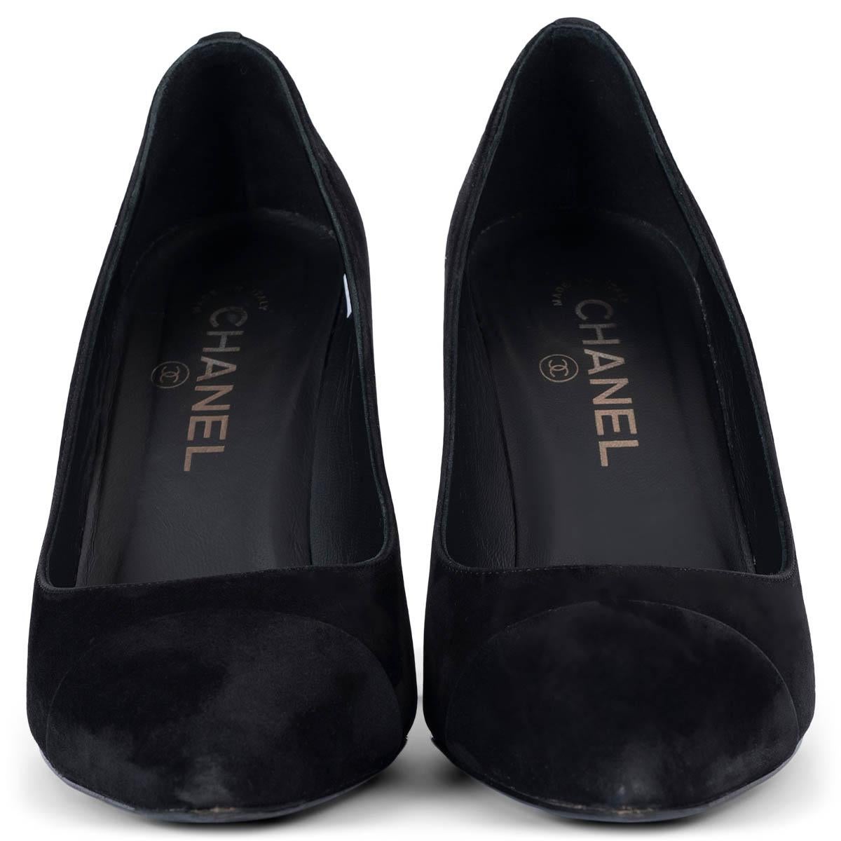 100% authentische Chanel Pumps aus schwarzem Veloursleder, verziert mit dem silberfarbenen CC-Logo an der Ferse. Wurden getragen und zeigen einige Verschleiß an der Ferse und der Spitze. Insgesamt in sehr gutem Zustand. 

Messungen
Aufgedruckte