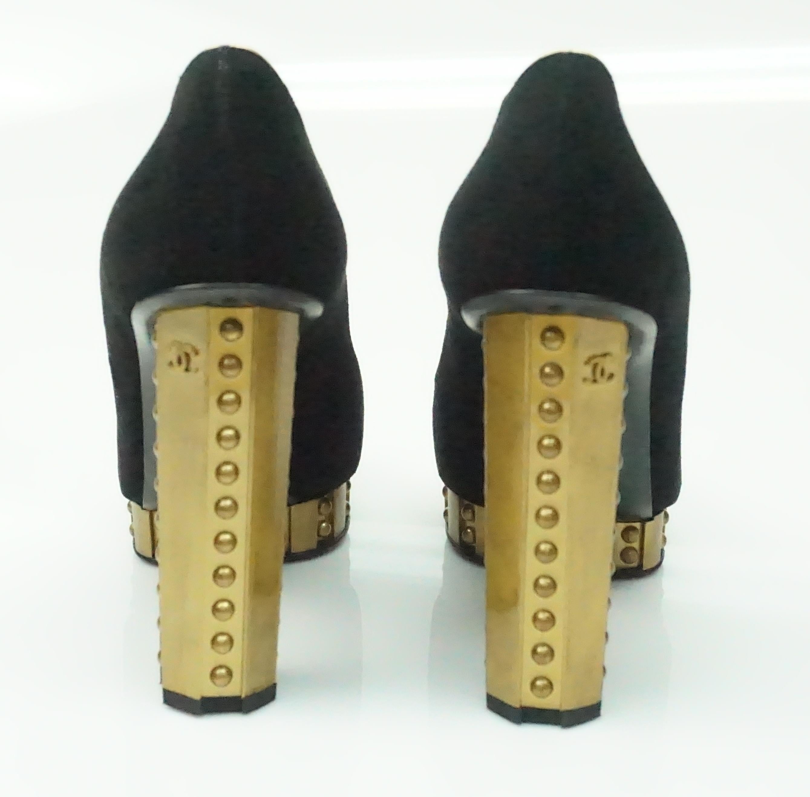 CHANEL Black Suede Pump with Gold Hammered Heel - 38 In Excellent Condition In West Palm Beach, FL