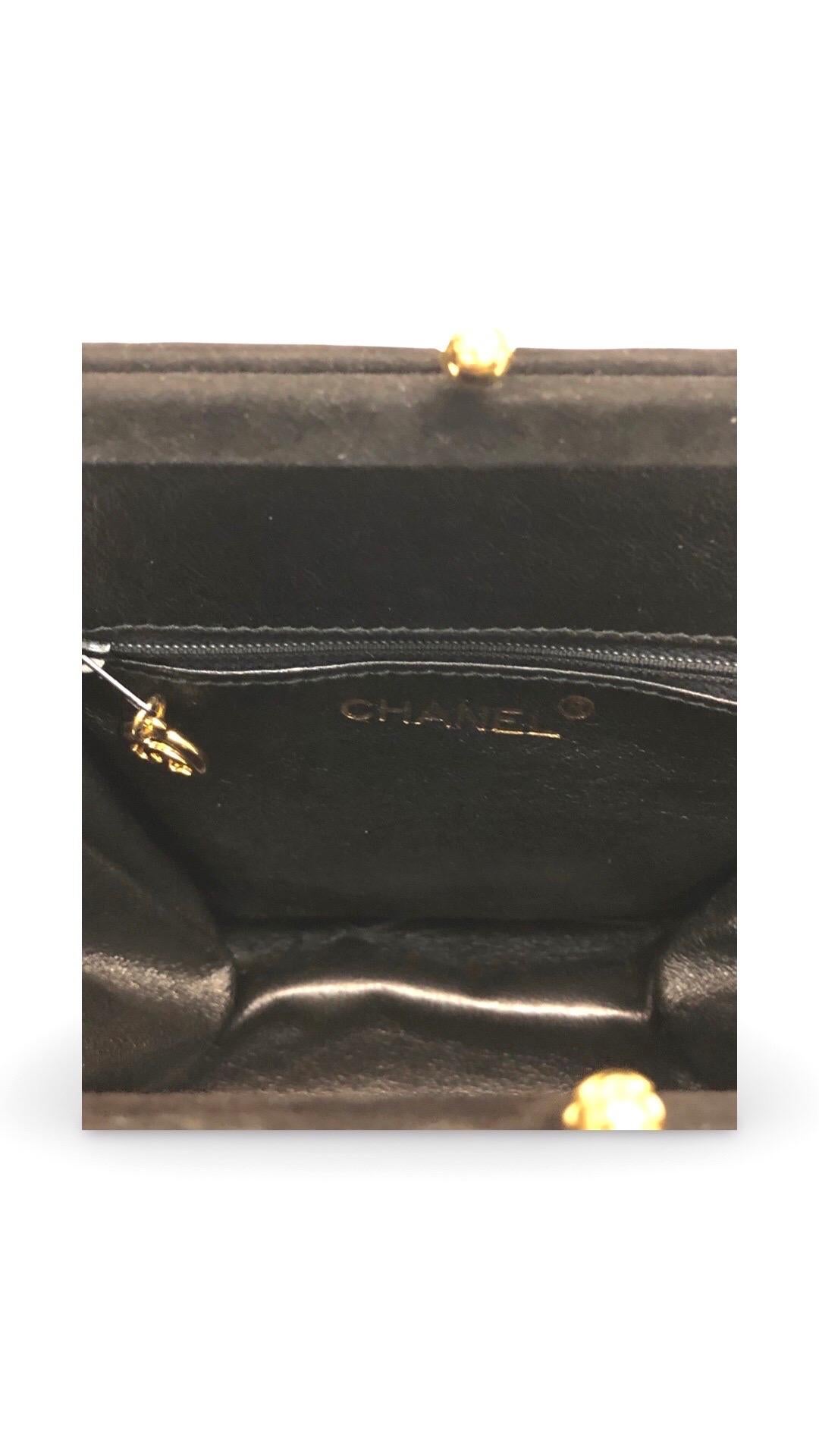 Chanel Schwarz Wildleder gesteppt Gold Toned Chain Box Handtasche für Damen oder Herren im Angebot