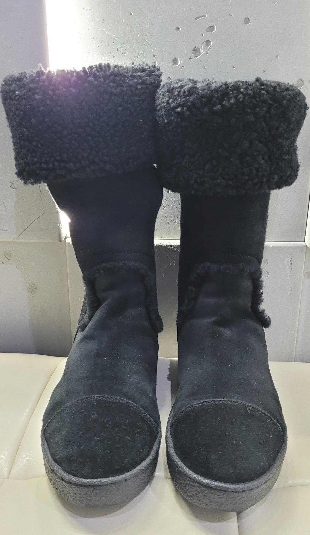 Chanel Black Suede Shearling CC Logo Boots  In Excellent Condition For Sale In Krakow, PL