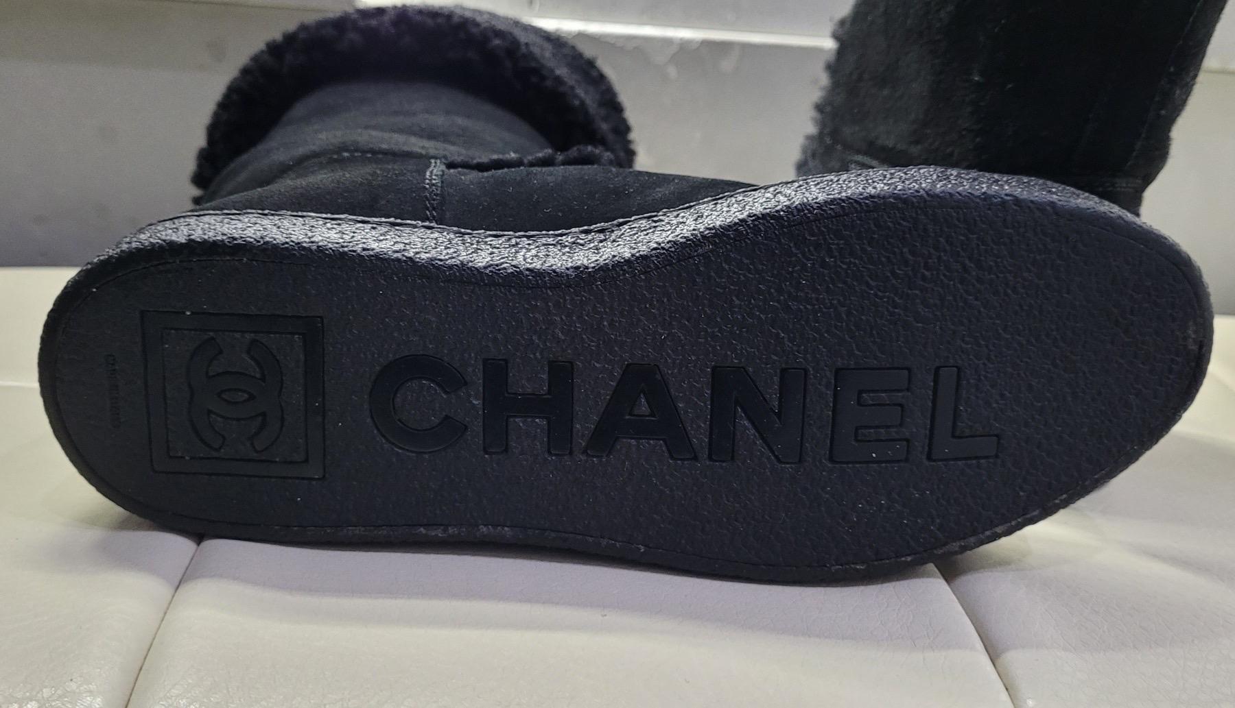Chanel Black Suede Shearling CC Logo Boots  For Sale 2