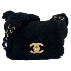 Chanel Borsa piccola a fisarmonica in pelle scamosciata nera con patta