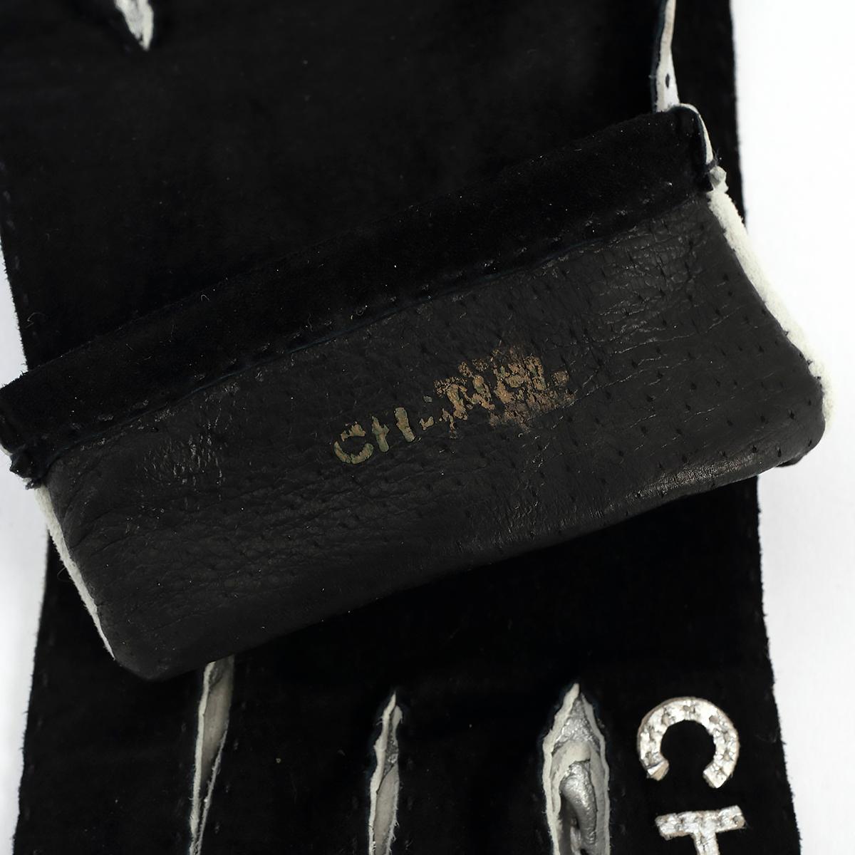 CHANEL black suede & silver leather LOGO Gloves 7 For Sale 3