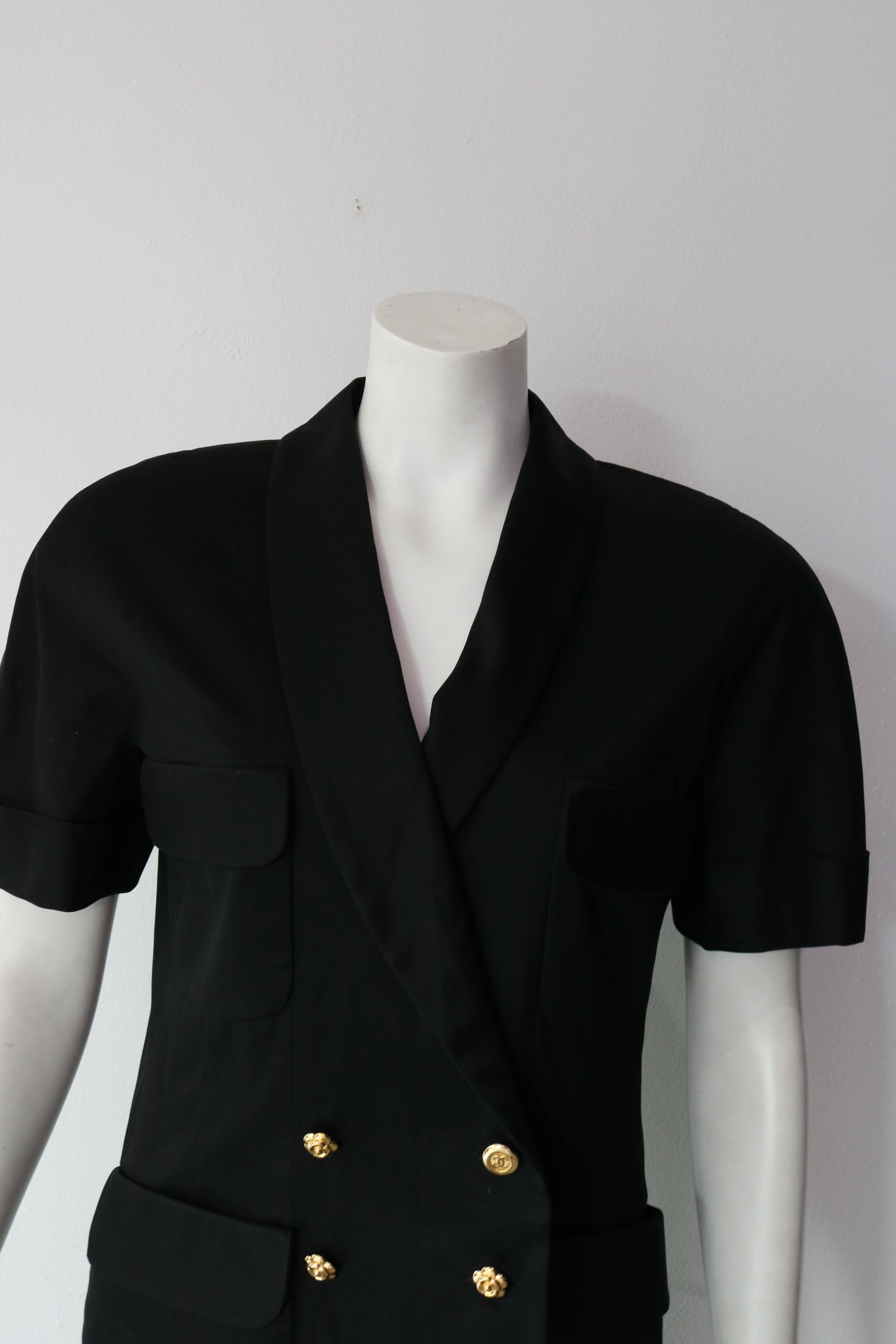Vintage Chanel suit dress 
Epically Classic and Chic 
Size 40 
Color black 
Made in France 

