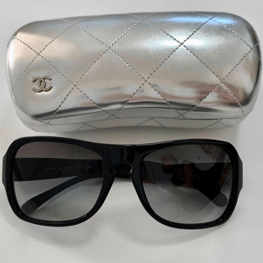 Very beautiful sunglasses from Maison CHANEL in black plastic. The branches are set with black micro-brilliants. The glasses are in a black gradient.
Made in Italy.
The pair is in perfect condition (frame + glass).
The dimensions are as follows: