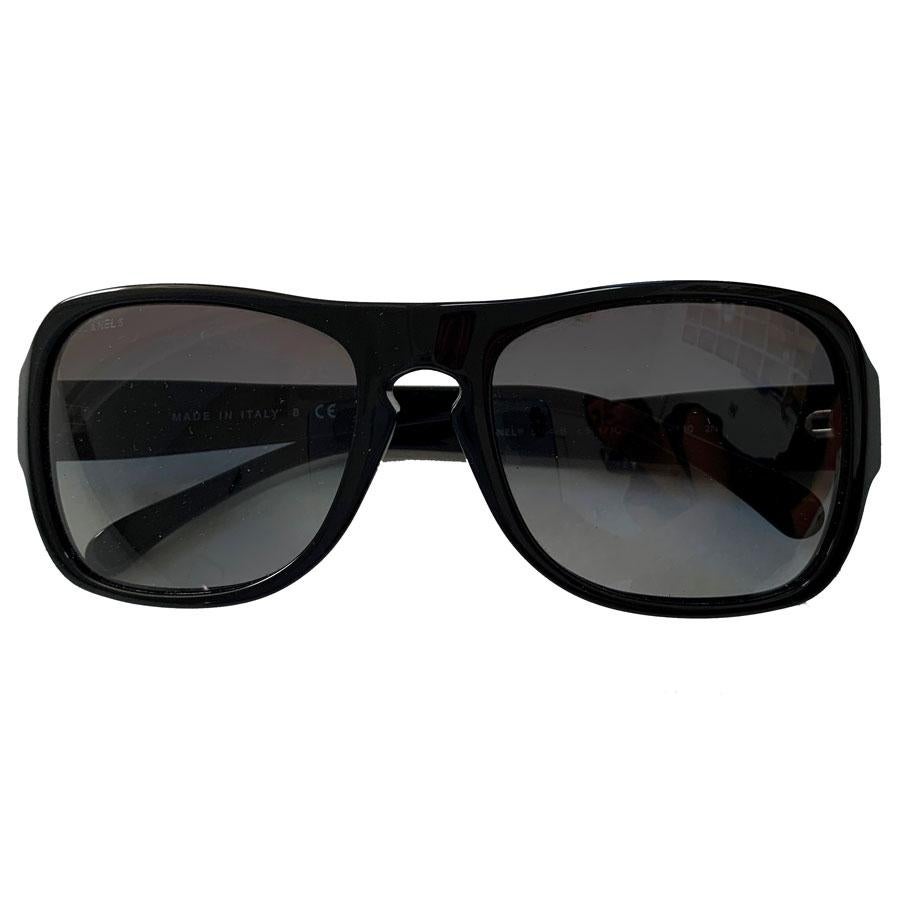 CHANEL Black Sunglasses In Excellent Condition In Paris, FR