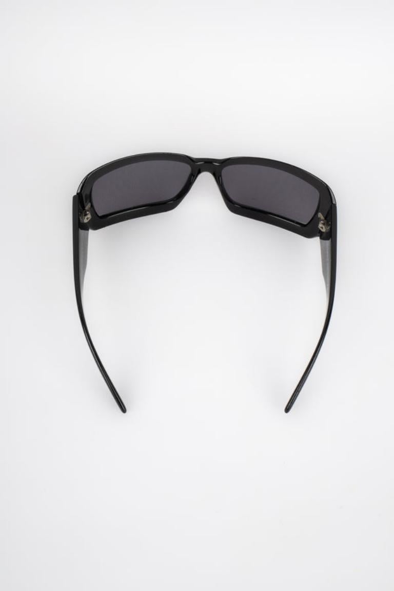 Chanel Black Sunglasses with Pearly CC Logo In Good Condition For Sale In SAINT-OUEN-SUR-SEINE, FR