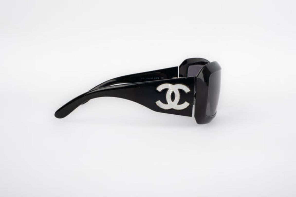 Chanel Black Sunglasses with Pearly CC Logo For Sale 1