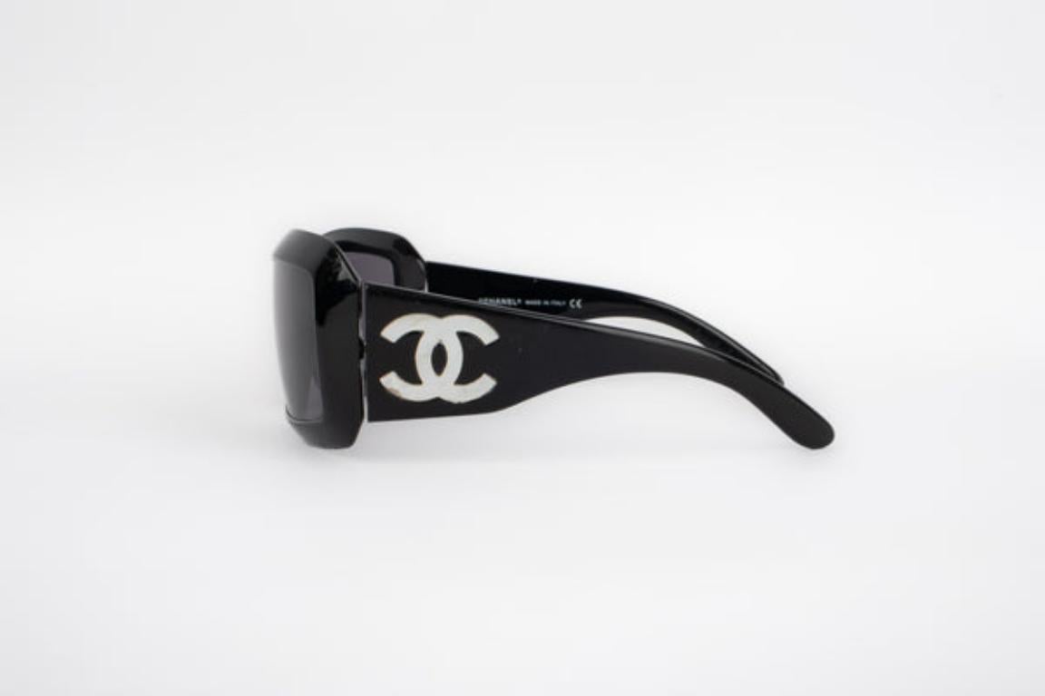 Chanel Black Sunglasses with Pearly CC Logo For Sale 2