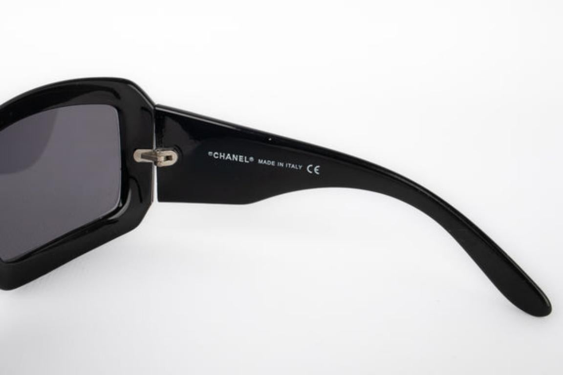 Chanel Black Sunglasses with Pearly CC Logo For Sale 3
