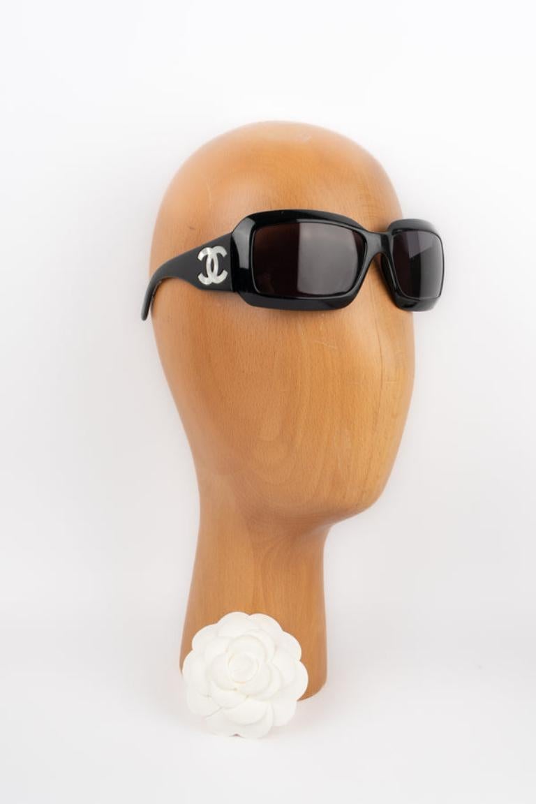 Chanel Black Sunglasses with Pearly CC Logo For Sale 4