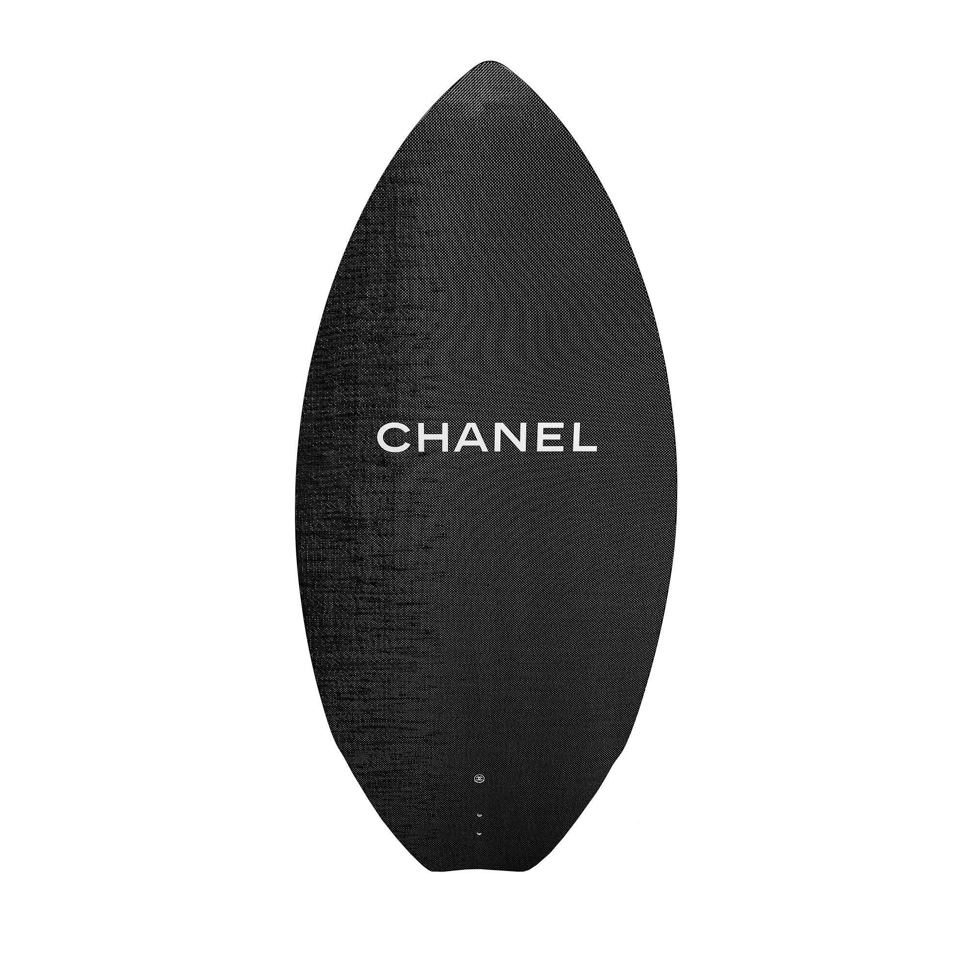 Wenn Sie Surfen und Mode lieben, dürfen Sie sich dieses Chanel Surfboard 2015 nicht entgehen lassen. Er besteht aus hochwertigen Materialien wie Karbonfaser, Polyurethan und Glasfaser und trägt das ikonische, ineinander greifende CC-Logo sowie das