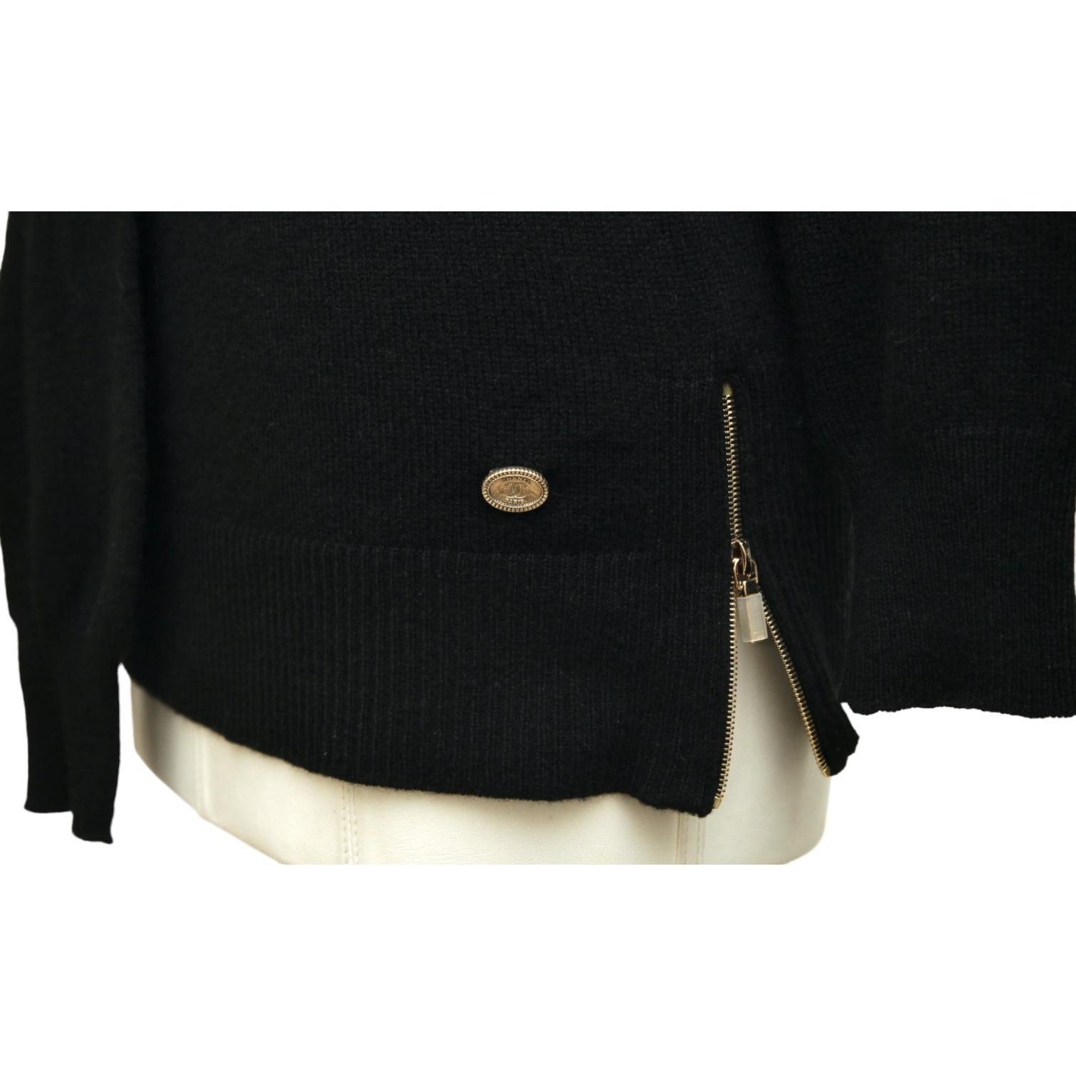 CHANEL Schwarzer Pullover-Strick-Top mit langen Ärmeln und goldenem Gürtel und Krawatte Reißverschluss HW Gr. 34 im Angebot 1
