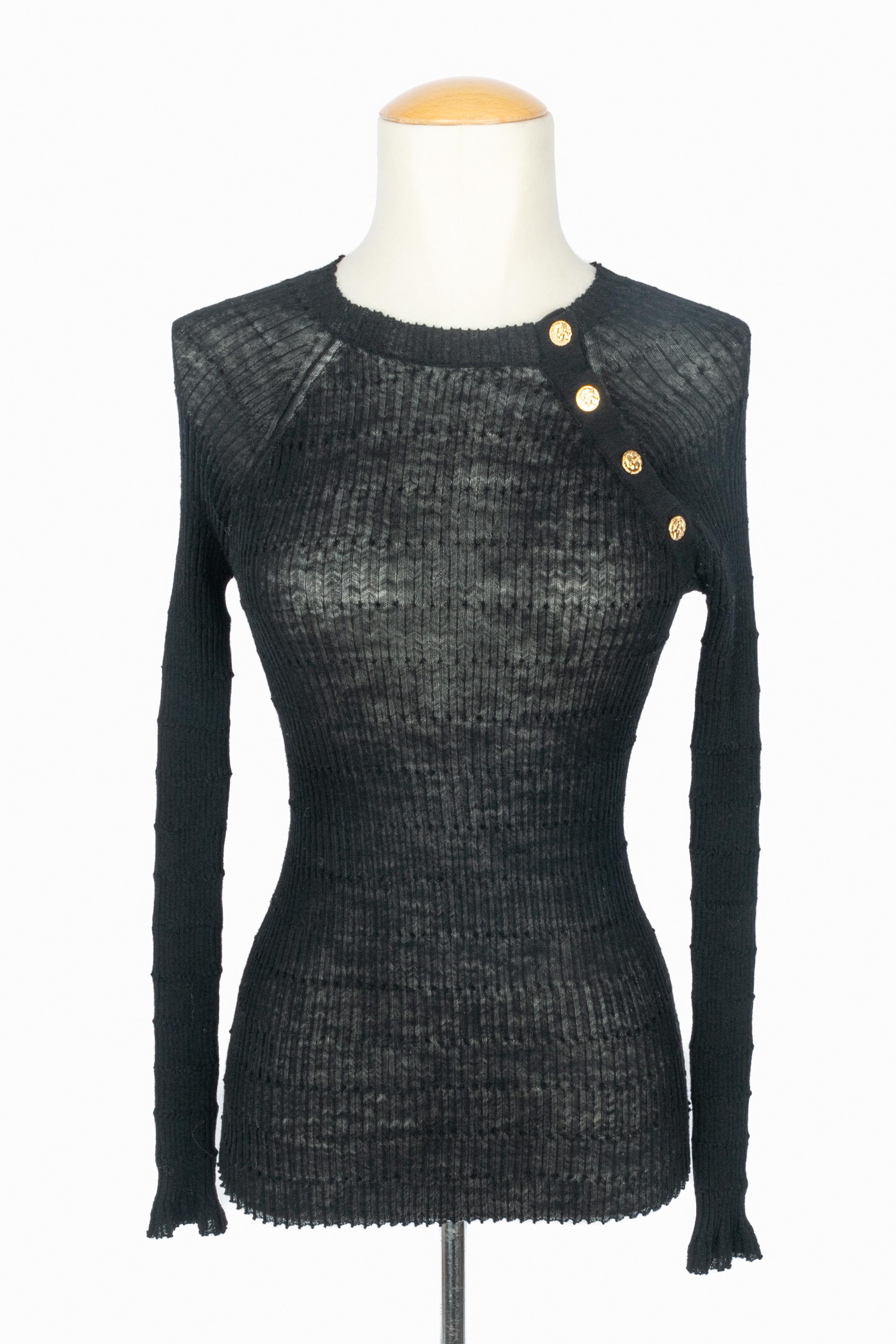 CHANEL - (Made in France) Knitted black sweater with golden metal buttons. Size 38FR. 2016 Pre fall Paris to Rome Collection under the artistic direction of Karl Lagerfeld.

Condition:
Very good condition

Dimensions:
Shoulder width: 38 cm - Chest: