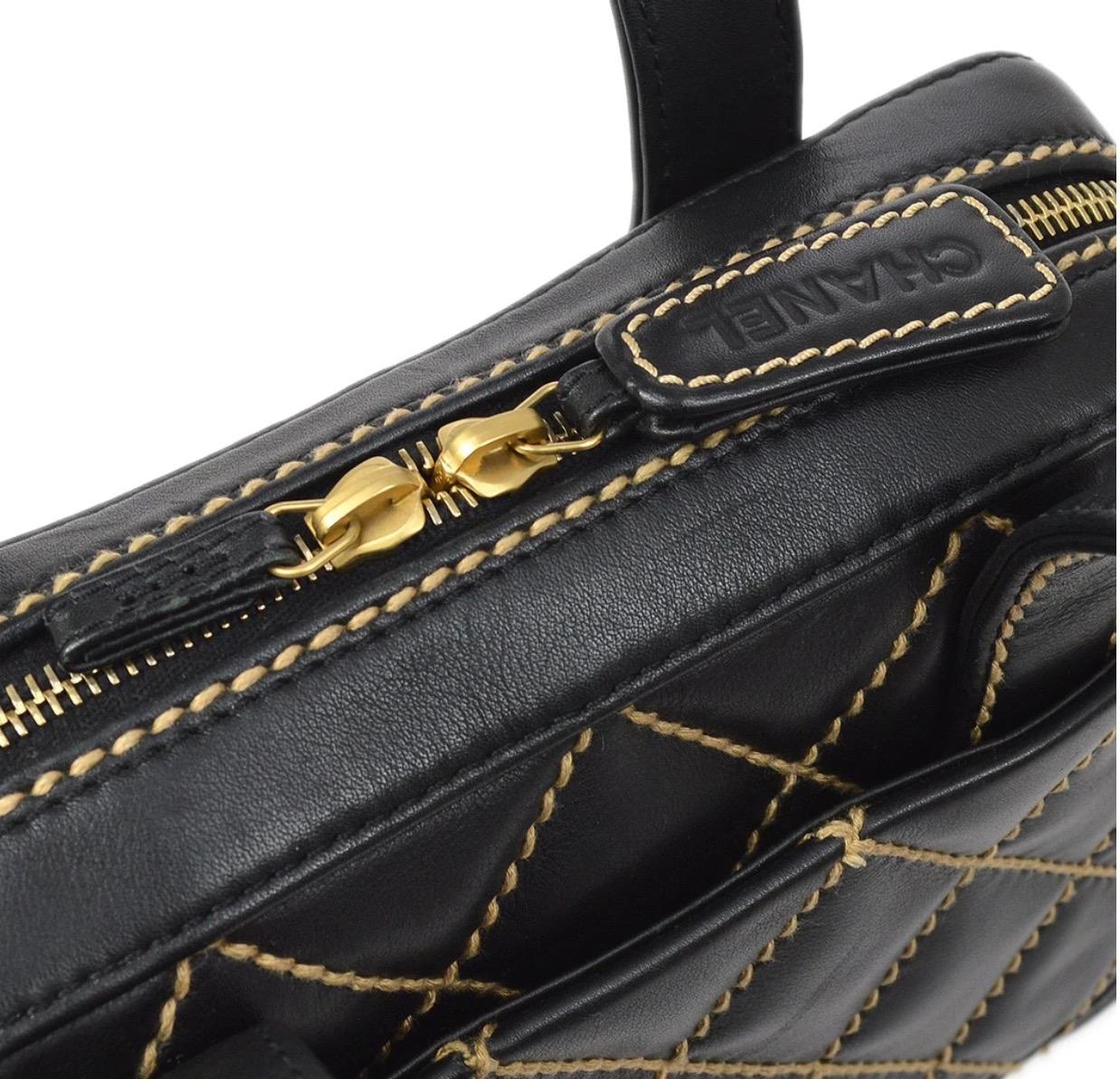 Chanel Schwarz Tan Piping Ledertasche mit goldenem Mini-Top-Griff im Zustand „Gut“ im Angebot in Chicago, IL