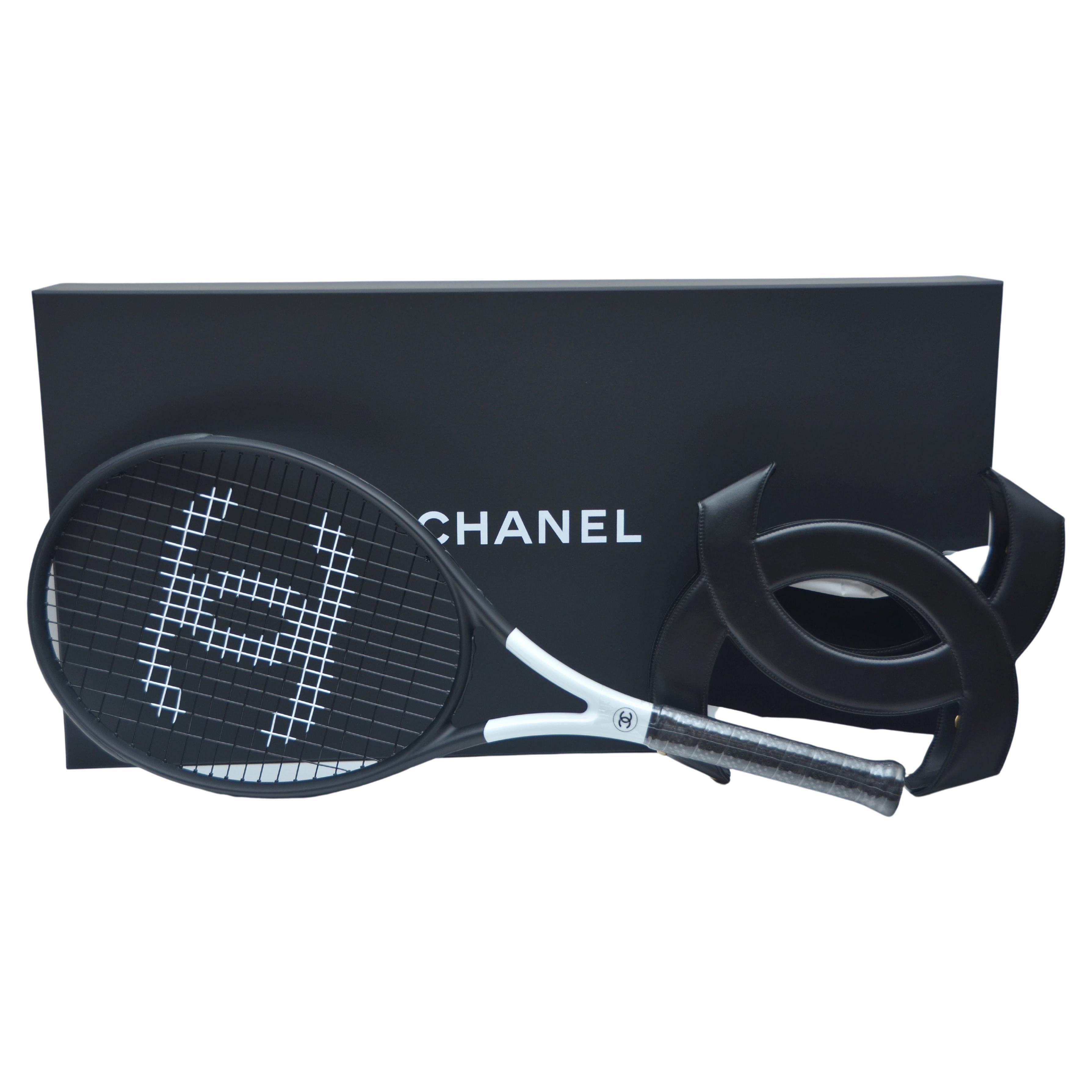 Chanel - Raquette de tennis noire avec chaîne en cuir en forme de X  Couverture CC   NEW