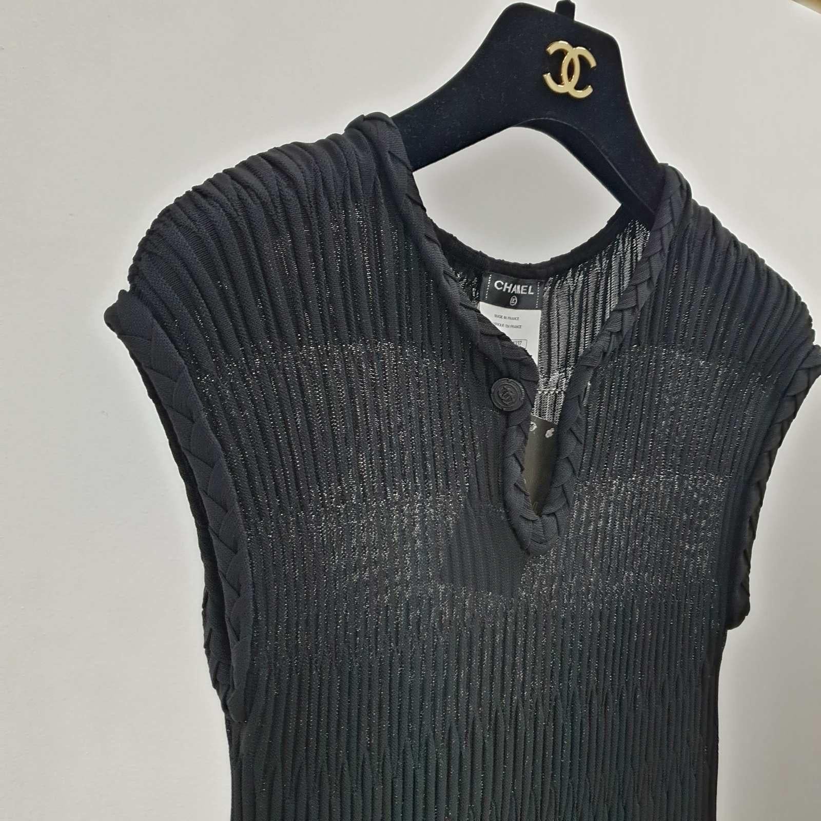 CHANEL Schwarzes ärmelloses Kleid aus strukturierter Baumwoll-Jacquard-Strick   Damen im Angebot