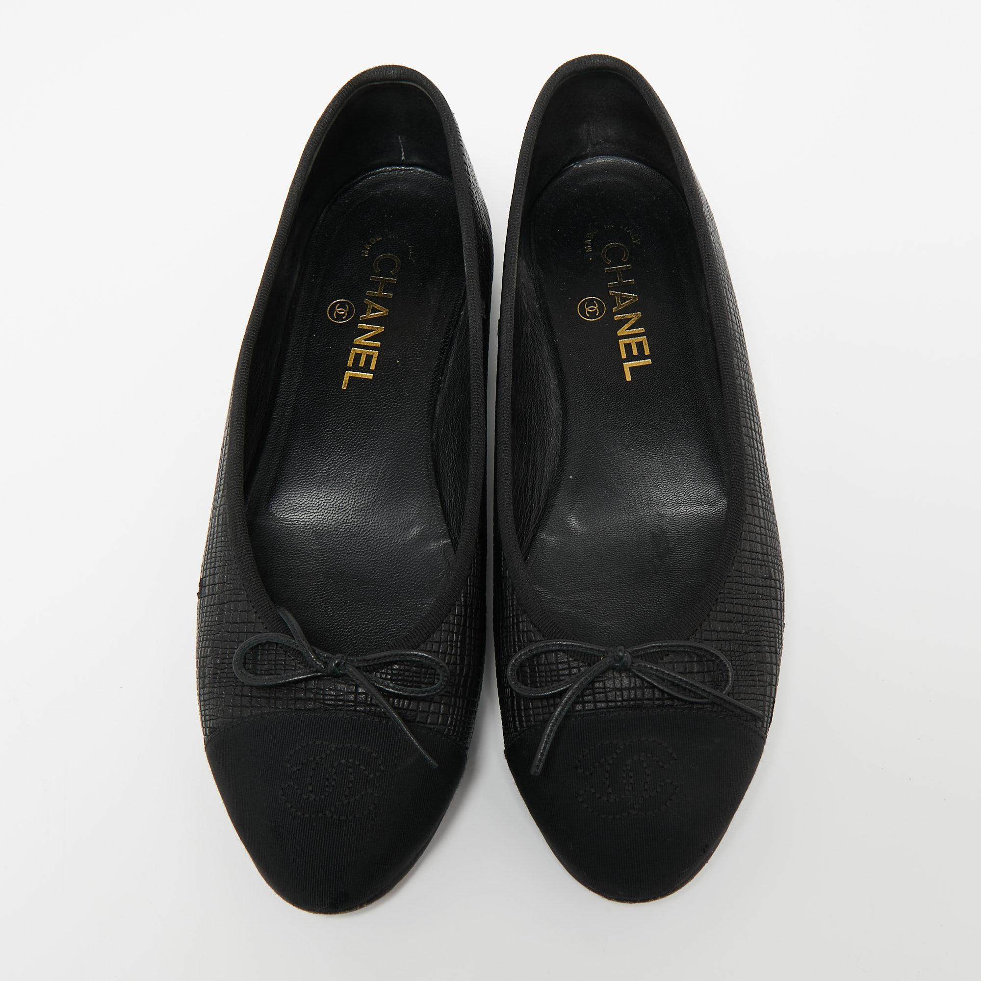These ballet flats from the House of Chanel will certainly deliver a sense of elegance and poise with their chic design. They are made from textured leather and feature a bow detail on the fabric cap toes. These Chanel ballet flats will help you