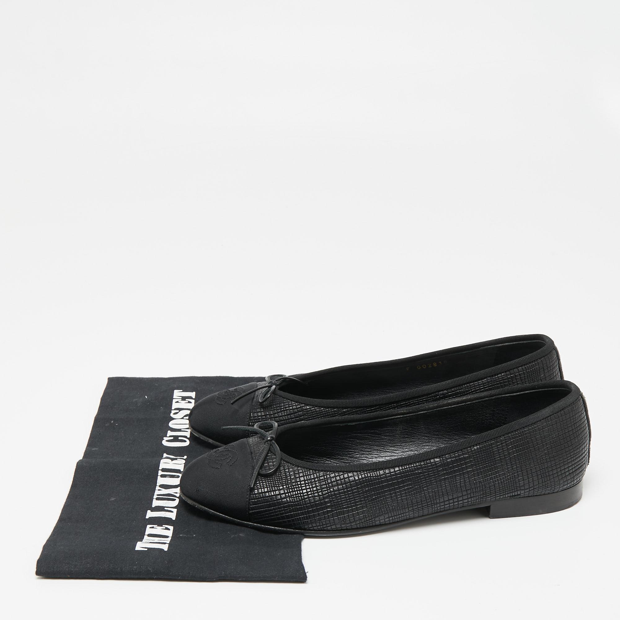 Chanel Black Textured Leather and Fabric CC Cap-Toe Bow Ballet Flats Size 40 In Good Condition In Dubai, Al Qouz 2