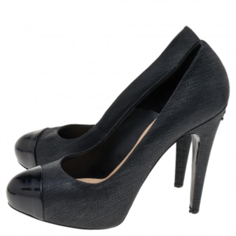 Chanel Black Textured Leather CC Cap Toe Pumps Size 38.5 In Fair Condition In Dubai, Al Qouz 2