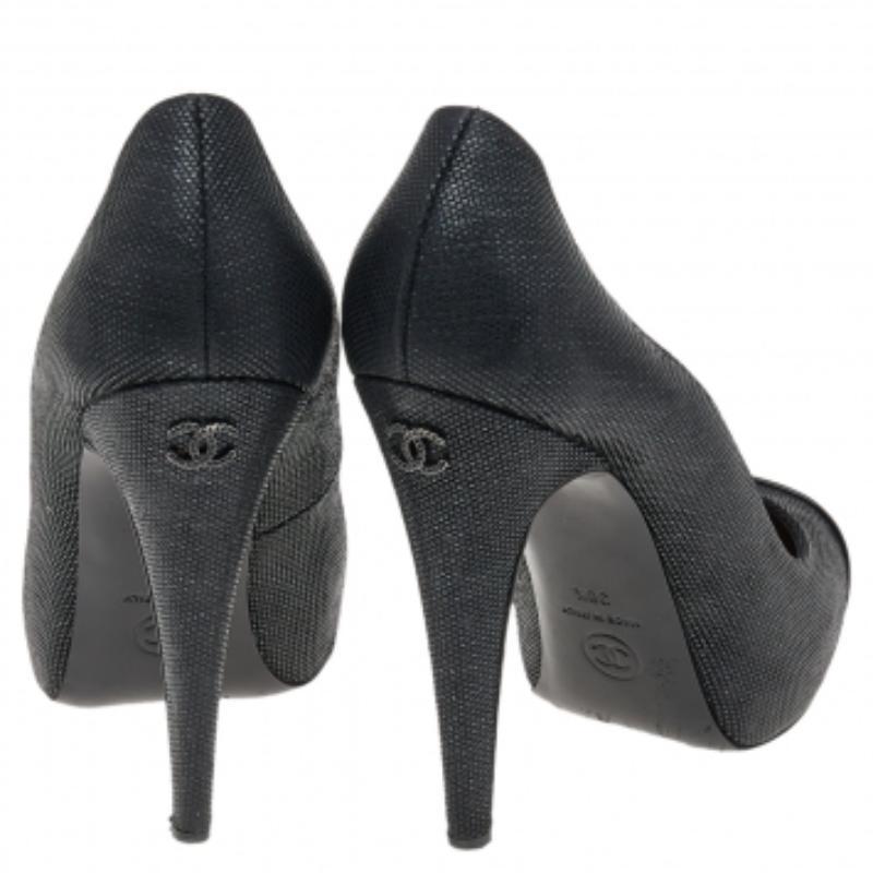 Women's Chanel Black Textured Leather CC Cap Toe Pumps Size 38.5