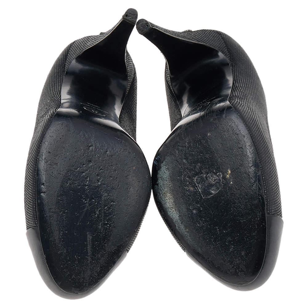 Women's Chanel Black Textured Leather CC Cap Toe Pumps Size 38.5 For Sale