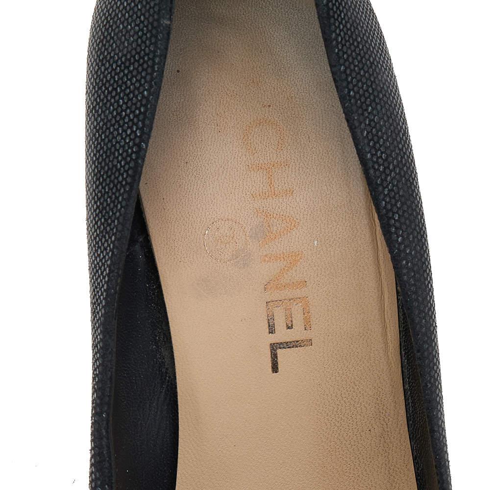 Escarpins Chanel à bouts arrondis en cuir noir texturé, taille 38,5 en vente 1