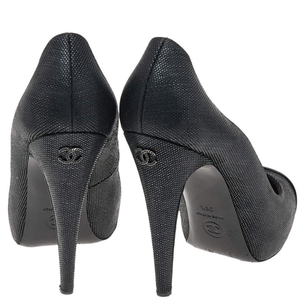 Escarpins Chanel à bouts arrondis en cuir noir texturé, taille 38,5 en vente 2